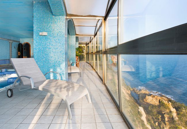 Villa à Lloret de Mar -  2CANY01 - Maison de luxe spectaculaire avec piscine extérieure et intérieure privée, située dans une zone privilégiée sur la falaise de Cala Canyelles avec une vue magnifique sur la mer Villa à Lloret de Mar -  2CANY01 - Maison de luxe spectaculaire avec piscine extérieure et intérieure privée, située dans une zone privilégiée sur la falaise de Cala Canyelles avec une vue magnifique sur la mer