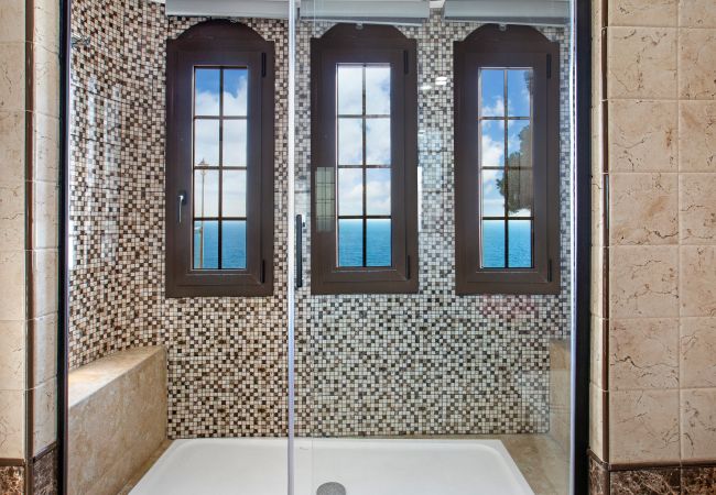 Villa à Lloret de Mar -  2CANY01 - Maison de luxe spectaculaire avec piscine extérieure et intérieure privée, située dans une zone privilégiée sur la falaise de Cala Canyelles avec une vue magnifique sur la mer Villa à Lloret de Mar -  2CANY01 - Maison de luxe spectaculaire avec piscine extérieure et intérieure privée, située dans une zone privilégiée sur la falaise de Cala Canyelles avec une vue magnifique sur la mer
