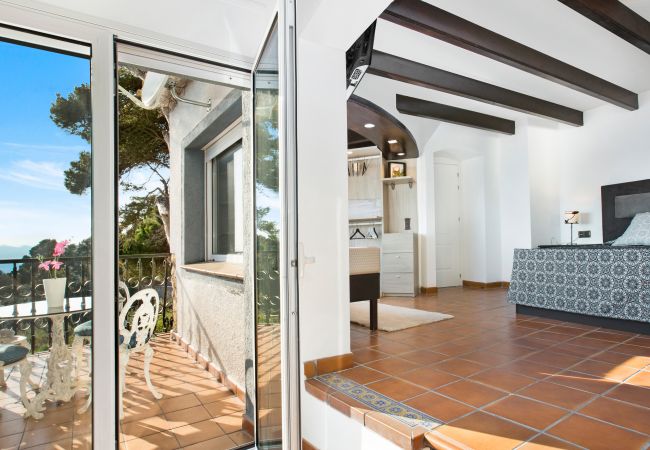 Villa à Lloret de Mar -  2CANY01 - Maison de luxe spectaculaire avec piscine extérieure et intérieure privée, située dans une zone privilégiée sur la falaise de Cala Canyelles avec une vue magnifique sur la mer Villa à Lloret de Mar -  2CANY01 - Maison de luxe spectaculaire avec piscine extérieure et intérieure privée, située dans une zone privilégiée sur la falaise de Cala Canyelles avec une vue magnifique sur la mer