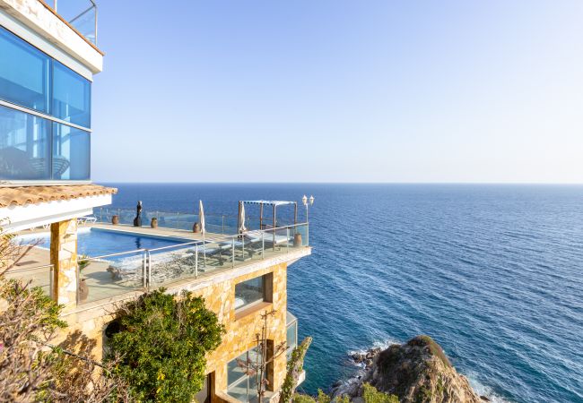 Villa à Lloret de Mar -  2CANY01 - Maison de luxe spectaculaire avec piscine extérieure et intérieure privée, située dans une zone privilégiée sur la falaise de Cala Canyelles avec une vue magnifique sur la mer Villa à Lloret de Mar -  2CANY01 - Maison de luxe spectaculaire avec piscine extérieure et intérieure privée, située dans une zone privilégiée sur la falaise de Cala Canyelles avec une vue magnifique sur la mer