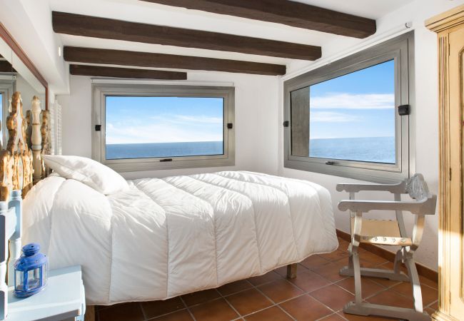 Villa à Lloret de Mar -  2CANY01 - Maison de luxe spectaculaire avec piscine extérieure et intérieure privée, située dans une zone privilégiée sur la falaise de Cala Canyelles avec une vue magnifique sur la mer Villa à Lloret de Mar -  2CANY01 - Maison de luxe spectaculaire avec piscine extérieure et intérieure privée, située dans une zone privilégiée sur la falaise de Cala Canyelles avec une vue magnifique sur la mer