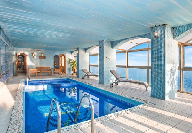 Villa à Lloret de Mar -  2CANY01 - Maison de luxe spectaculaire avec piscine extérieure et intérieure privée, située dans une zone privilégiée sur la falaise de Cala Canyelles avec une vue magnifique sur la mer Villa à Lloret de Mar -  2CANY01 - Maison de luxe spectaculaire avec piscine extérieure et intérieure privée, située dans une zone privilégiée sur la falaise de Cala Canyelles avec une vue magnifique sur la mer