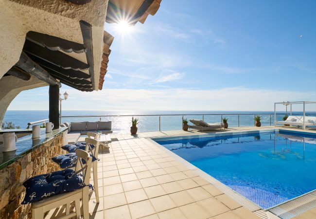 Villa à Lloret de Mar -  2CANY01 - Maison de luxe spectaculaire avec piscine extérieure et intérieure privée, située dans une zone privilégiée sur la falaise de Cala Canyelles avec une vue magnifique sur la mer Villa à Lloret de Mar -  2CANY01 - Maison de luxe spectaculaire avec piscine extérieure et intérieure privée, située dans une zone privilégiée sur la falaise de Cala Canyelles avec une vue magnifique sur la mer