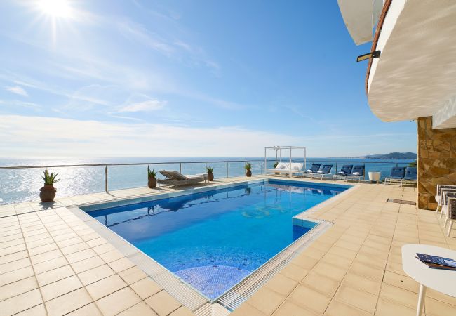 Villa à Lloret de Mar -  2CANY01 - Maison de luxe spectaculaire avec piscine extérieure et intérieure privée, située dans une zone privilégiée sur la falaise de Cala Canyelles avec une vue magnifique sur la mer Villa à Lloret de Mar -  2CANY01 - Maison de luxe spectaculaire avec piscine extérieure et intérieure privée, située dans une zone privilégiée sur la falaise de Cala Canyelles avec une vue magnifique sur la mer