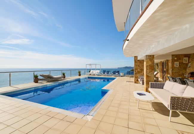 Villa à Lloret de Mar -  2CANY01 - Maison de luxe spectaculaire avec piscine extérieure et intérieure privée, située dans une zone privilégiée sur la falaise de Cala Canyelles avec une vue magnifique sur la mer Villa à Lloret de Mar -  2CANY01 - Maison de luxe spectaculaire avec piscine extérieure et intérieure privée, située dans une zone privilégiée sur la falaise de Cala Canyelles avec une vue magnifique sur la mer