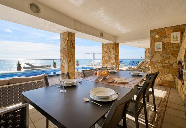 Villa à Lloret de Mar -  2CANY01 - Maison de luxe spectaculaire avec piscine extérieure et intérieure privée, située dans une zone privilégiée sur la falaise de Cala Canyelles avec une vue magnifique sur la mer Villa à Lloret de Mar -  2CANY01 - Maison de luxe spectaculaire avec piscine extérieure et intérieure privée, située dans une zone privilégiée sur la falaise de Cala Canyelles avec une vue magnifique sur la mer