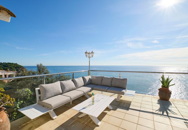 Villa à Lloret de Mar -  2CANY01 - Maison de luxe spectaculaire avec piscine extérieure et intérieure privée, située dans une zone privilégiée sur la falaise de Cala Canyelles avec une vue magnifique sur la mer Villa à Lloret de Mar -  2CANY01 - Maison de luxe spectaculaire avec piscine extérieure et intérieure privée, située dans une zone privilégiée sur la falaise de Cala Canyelles avec une vue magnifique sur la mer
