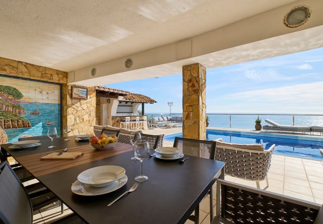 Villa à Lloret de Mar -  2CANY01 - Maison de luxe spectaculaire avec piscine extérieure et intérieure privée, située dans une zone privilégiée sur la falaise de Cala Canyelles avec une vue magnifique sur la mer Villa à Lloret de Mar -  2CANY01 - Maison de luxe spectaculaire avec piscine extérieure et intérieure privée, située dans une zone privilégiée sur la falaise de Cala Canyelles avec une vue magnifique sur la mer