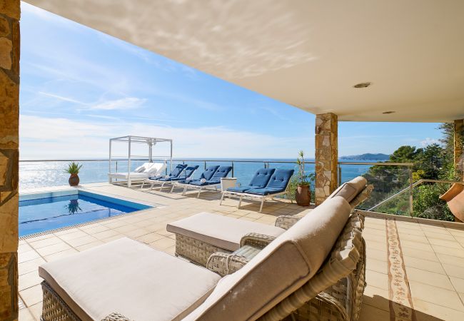 Villa à Lloret de Mar -  2CANY01 - Maison de luxe spectaculaire avec piscine extérieure et intérieure privée, située dans une zone privilégiée sur la falaise de Cala Canyelles avec une vue magnifique sur la mer Villa à Lloret de Mar -  2CANY01 - Maison de luxe spectaculaire avec piscine extérieure et intérieure privée, située dans une zone privilégiée sur la falaise de Cala Canyelles avec une vue magnifique sur la mer