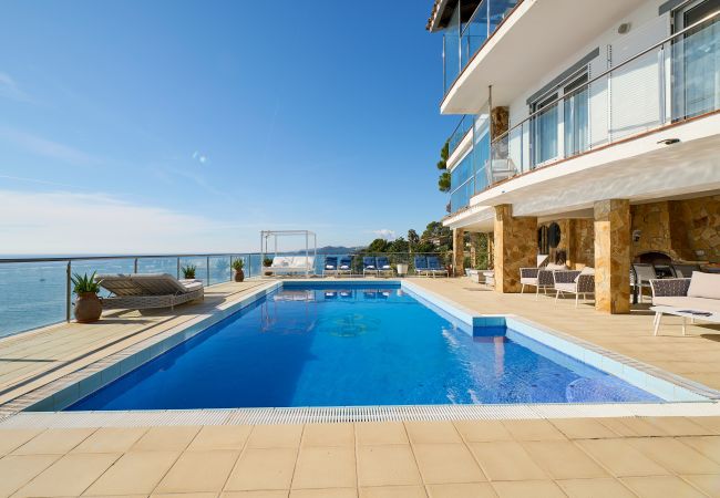 Villa à Lloret de Mar -  2CANY01 - Maison de luxe spectaculaire avec piscine extérieure et intérieure privée, située dans une zone privilégiée sur la falaise de Cala Canyelles avec une vue magnifique sur la mer Villa à Lloret de Mar -  2CANY01 - Maison de luxe spectaculaire avec piscine extérieure et intérieure privée, située dans une zone privilégiée sur la falaise de Cala Canyelles avec une vue magnifique sur la mer