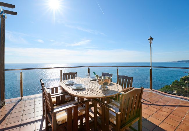 Villa à Lloret de Mar -  2CANY01 - Maison de luxe spectaculaire avec piscine extérieure et intérieure privée, située dans une zone privilégiée sur la falaise de Cala Canyelles avec une vue magnifique sur la mer Villa à Lloret de Mar -  2CANY01 - Maison de luxe spectaculaire avec piscine extérieure et intérieure privée, située dans une zone privilégiée sur la falaise de Cala Canyelles avec une vue magnifique sur la mer