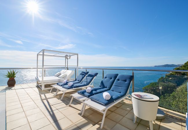 Villa à Lloret de Mar -  2CANY01 - Maison de luxe spectaculaire avec piscine extérieure et intérieure privée, située dans une zone privilégiée sur la falaise de Cala Canyelles avec une vue magnifique sur la mer Villa à Lloret de Mar -  2CANY01 - Maison de luxe spectaculaire avec piscine extérieure et intérieure privée, située dans une zone privilégiée sur la falaise de Cala Canyelles avec une vue magnifique sur la mer