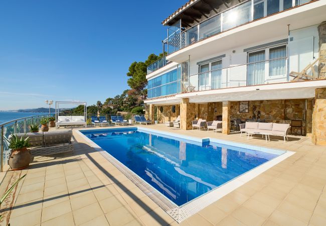 Villa à Lloret de Mar -  2CANY01 - Maison de luxe spectaculaire avec piscine extérieure et intérieure privée, située dans une zone privilégiée sur la falaise de Cala Canyelles avec une vue magnifique sur la mer Villa à Lloret de Mar -  2CANY01 - Maison de luxe spectaculaire avec piscine extérieure et intérieure privée, située dans une zone privilégiée sur la falaise de Cala Canyelles avec une vue magnifique sur la mer