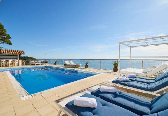 Villa à Lloret de Mar -  2CANY01 - Maison de luxe spectaculaire avec piscine extérieure et intérieure privée, située dans une zone privilégiée sur la falaise de Cala Canyelles avec une vue magnifique sur la mer Villa à Lloret de Mar -  2CANY01 - Maison de luxe spectaculaire avec piscine extérieure et intérieure privée, située dans une zone privilégiée sur la falaise de Cala Canyelles avec une vue magnifique sur la mer