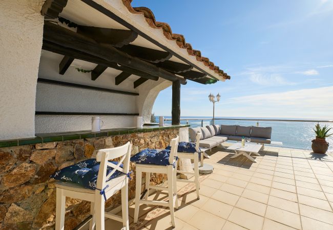 Villa à Lloret de Mar -  2CANY01 - Maison de luxe spectaculaire avec piscine extérieure et intérieure privée, située dans une zone privilégiée sur la falaise de Cala Canyelles avec une vue magnifique sur la mer Villa à Lloret de Mar -  2CANY01 - Maison de luxe spectaculaire avec piscine extérieure et intérieure privée, située dans une zone privilégiée sur la falaise de Cala Canyelles avec une vue magnifique sur la mer