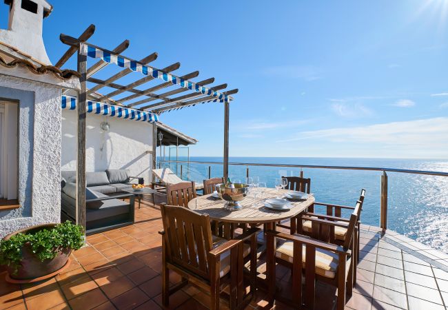 Villa à Lloret de Mar -  2CANY01 - Maison de luxe spectaculaire avec piscine extérieure et intérieure privée, située dans une zone privilégiée sur la falaise de Cala Canyelles avec une vue magnifique sur la mer Villa à Lloret de Mar -  2CANY01 - Maison de luxe spectaculaire avec piscine extérieure et intérieure privée, située dans une zone privilégiée sur la falaise de Cala Canyelles avec une vue magnifique sur la mer