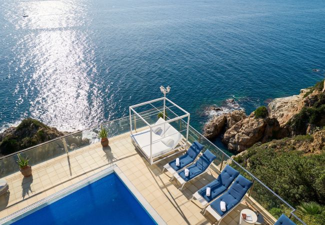 Villa à Lloret de Mar -  2CANY01 - Maison de luxe spectaculaire avec piscine extérieure et intérieure privée, située dans une zone privilégiée sur la falaise de Cala Canyelles avec une vue magnifique sur la mer Villa à Lloret de Mar -  2CANY01 - Maison de luxe spectaculaire avec piscine extérieure et intérieure privée, située dans une zone privilégiée sur la falaise de Cala Canyelles avec une vue magnifique sur la mer