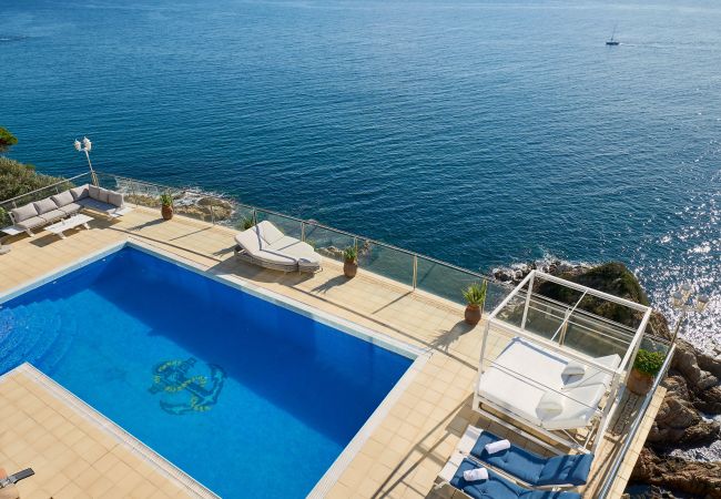 Villa à Lloret de Mar -  2CANY01 - Maison de luxe spectaculaire avec piscine extérieure et intérieure privée, située dans une zone privilégiée sur la falaise de Cala Canyelles avec une vue magnifique sur la mer Villa à Lloret de Mar -  2CANY01 - Maison de luxe spectaculaire avec piscine extérieure et intérieure privée, située dans une zone privilégiée sur la falaise de Cala Canyelles avec une vue magnifique sur la mer