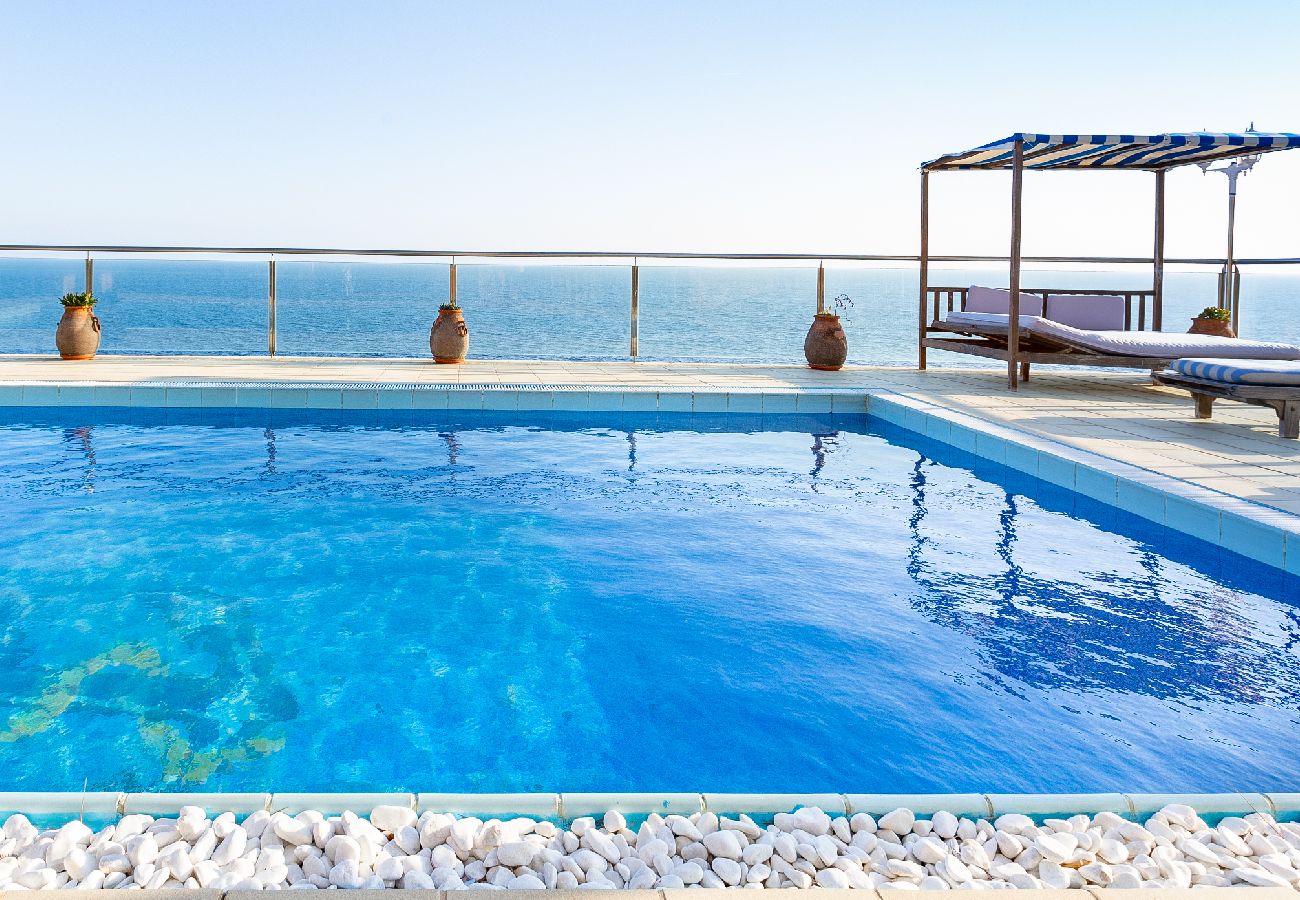 Villa à Lloret de Mar -  2CANY01 - Maison de luxe spectaculaire avec piscine extérieure et intérieure privée, située dans une zone privilégiée sur la falaise de Cala Canyelles avec une vue magnifique sur la mer