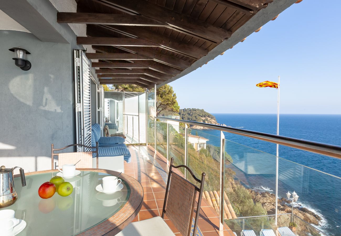 Villa à Lloret de Mar -  2CANY01 - Maison de luxe spectaculaire avec piscine extérieure et intérieure privée, située dans une zone privilégiée sur la falaise de Cala Canyelles avec une vue magnifique sur la mer