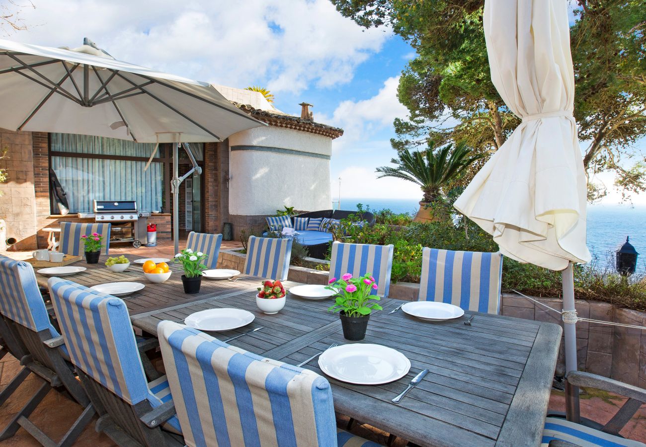 Villa à Lloret de Mar -  2CANY01 - Maison de luxe spectaculaire avec piscine extérieure et intérieure privée, située dans une zone privilégiée sur la falaise de Cala Canyelles avec une vue magnifique sur la mer