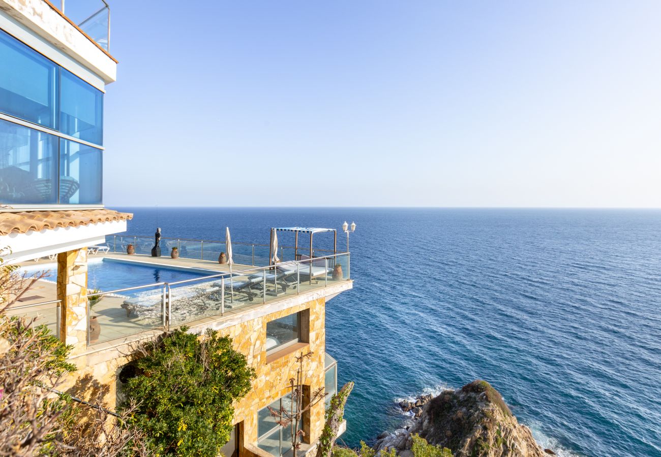 Villa à Lloret de Mar -  2CANY01 - Maison de luxe spectaculaire avec piscine extérieure et intérieure privée, située dans une zone privilégiée sur la falaise de Cala Canyelles avec une vue magnifique sur la mer