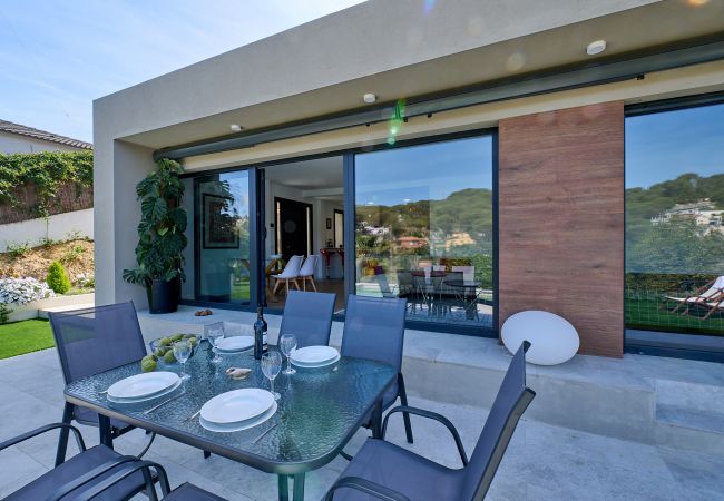 Villa à Vidreres - 2AGN02 - Maison moderne avec piscine privée situé dans un quartier résidential