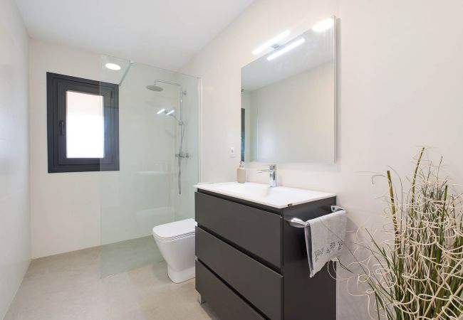 Villa à Vidreres - 2AGN02 - Maison moderne avec piscine privée situé dans un quartier résidential Villa à Vidreres - 2AGN02 - Maison moderne avec piscine privée situé dans un quartier résidential