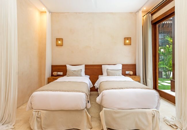 Villa à Kerobokan - Alea Estate - Maison spectaculaire pour 18 personnes avec piscine à Bali Villa à Kerobokan - Alea Estate - Maison spectaculaire pour 18 personnes avec piscine à Bali