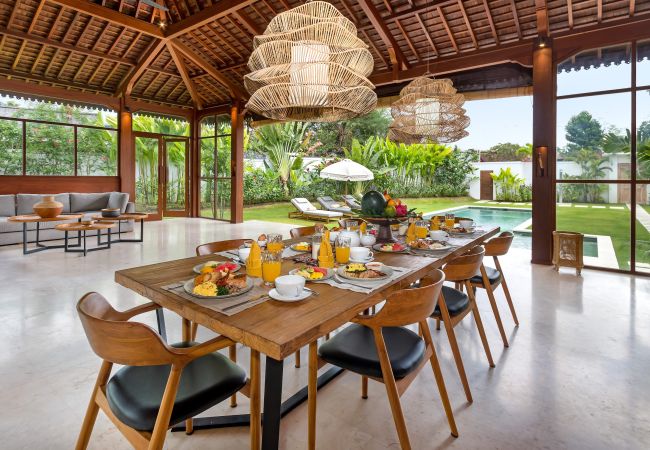 Villa à Kerobokan - Alea Estate - Maison spectaculaire pour 18 personnes avec piscine à Bali Villa à Kerobokan - Alea Estate - Maison spectaculaire pour 18 personnes avec piscine à Bali