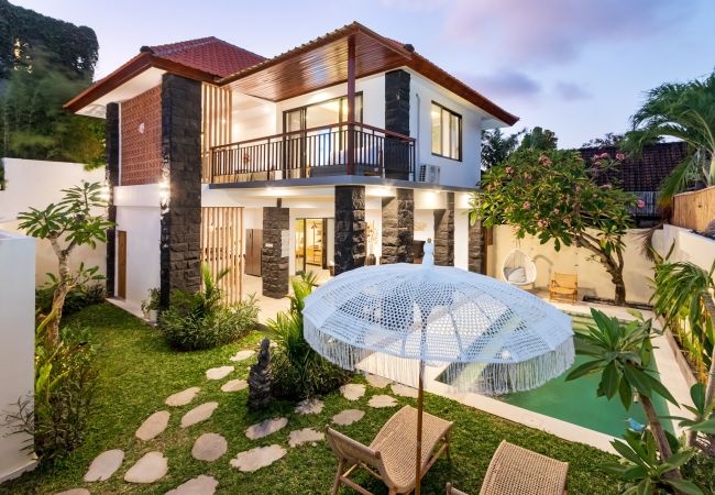 Villa à Seminyak - Ambalika- Maison de 3 chambres avec piscine près de la plage de Bali Villa à Seminyak - Ambalika- Maison de 3 chambres avec piscine près de la plage de Bali