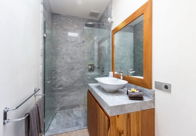 Villa à Kerobokan - Amrina- Maison 3 chambres avec piscine à Bali Villa à Kerobokan - Amrina- Maison 3 chambres avec piscine à Bali