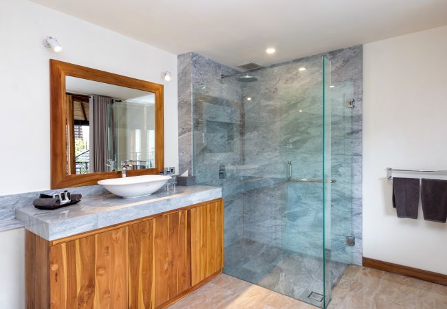 Villa à Kerobokan - Amrina- Maison 3 chambres avec piscine à Bali Villa à Kerobokan - Amrina- Maison 3 chambres avec piscine à Bali