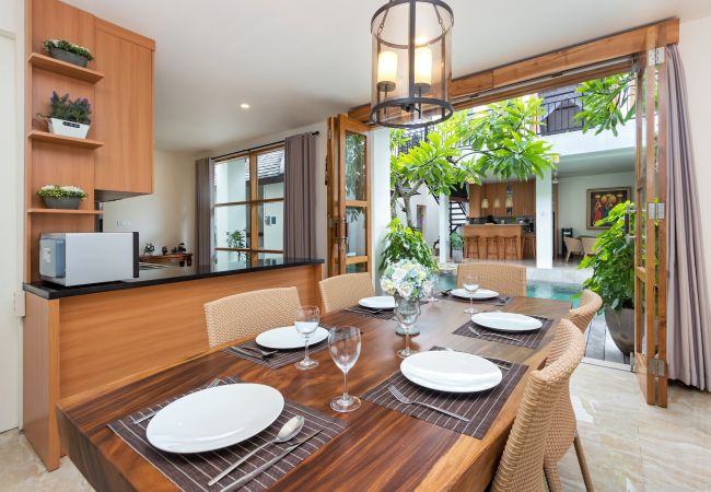 Villa à Kerobokan - Amrina- Maison 3 chambres avec piscine à Bali Villa à Kerobokan - Amrina- Maison 3 chambres avec piscine à Bali