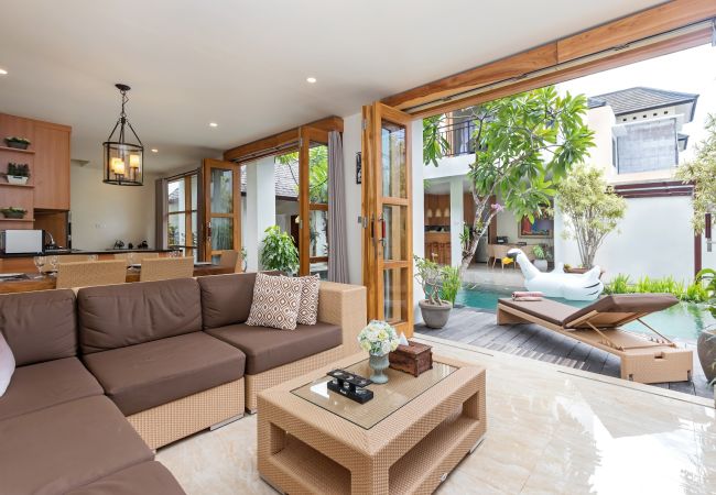 Villa à Kerobokan - Amrina- Maison 3 chambres avec piscine à Bali Villa à Kerobokan - Amrina- Maison 3 chambres avec piscine à Bali