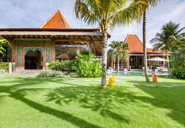 Villa à Canggu - Desa Roro Estate - Spectaculaire villa de 7 chambres près de la plage de Bali Villa à Canggu - Desa Roro Estate - Spectaculaire villa de 7 chambres près de la plage de Bali