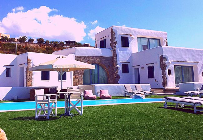 Villa à Paros -  Spectaculaire maison de 5 chambres près de la plage et avec de belles vues sur la mer  Villa à Paros -  Spectaculaire maison de 5 chambres près de la plage et avec de belles vues sur la mer