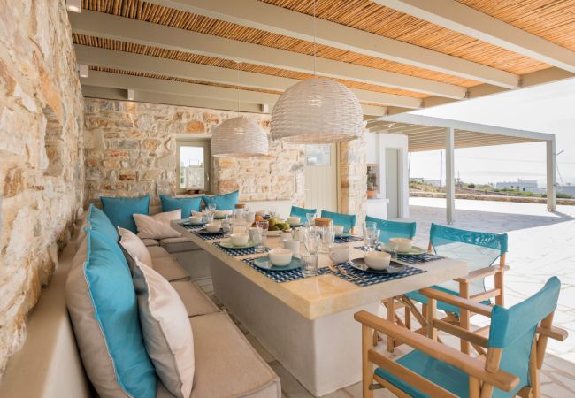 Villa à Paros -  Fantastique villa pour 8 personnes avec vue sur la mer et proche de la plage en Grèce Villa à Paros -  Fantastique villa pour 8 personnes avec vue sur la mer et proche de la plage en Grèce