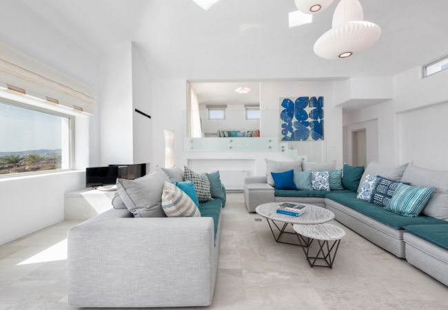 Villa à Paros -  Fantastique villa pour 8 personnes avec vue sur la mer et proche de la plage en Grèce Villa à Paros -  Fantastique villa pour 8 personnes avec vue sur la mer et proche de la plage en Grèce