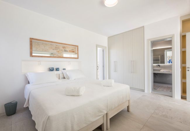 Villa à Paros -  Fantastique villa pour 8 personnes avec vue sur la mer et proche de la plage en Grèce Villa à Paros -  Fantastique villa pour 8 personnes avec vue sur la mer et proche de la plage en Grèce