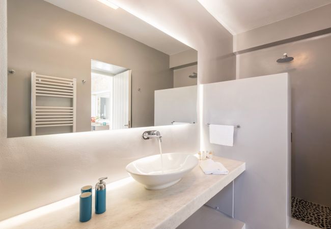 Villa à Paros -  Fantastique villa pour 8 personnes avec vue sur la mer et proche de la plage en Grèce Villa à Paros -  Fantastique villa pour 8 personnes avec vue sur la mer et proche de la plage en Grèce