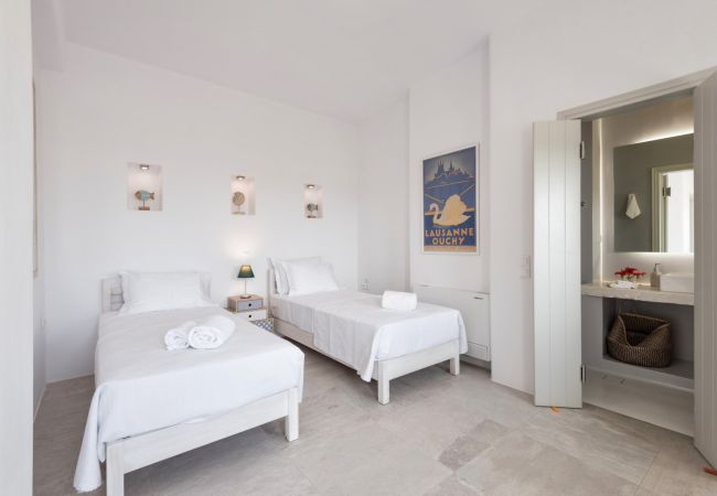 Villa à Paros -  Fantastique villa pour 8 personnes avec vue sur la mer et proche de la plage en Grèce Villa à Paros -  Fantastique villa pour 8 personnes avec vue sur la mer et proche de la plage en Grèce