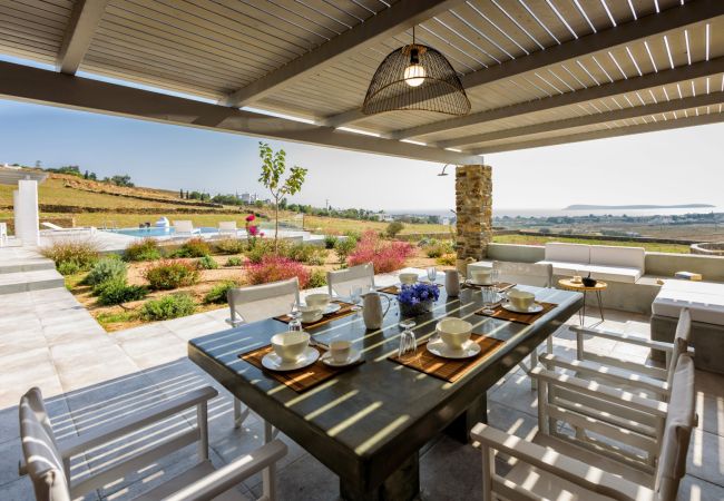 Villa à Paros -  Belle maison pour 10 personnes proche de la plage de Golden Beach avec belle vue mer Villa à Paros -  Belle maison pour 10 personnes proche de la plage de Golden Beach avec belle vue mer