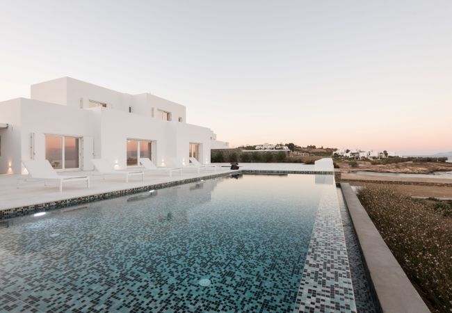 Villa à Paros - Maison spectaculaire pour 10 personnes avec vue imprenable sur la mer près de Golden Beach Villa à Paros - Maison spectaculaire pour 10 personnes avec vue imprenable sur la mer près de Golden Beach