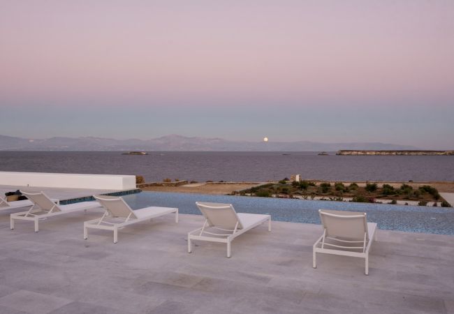Villa à Paros - Maison spectaculaire pour 10 personnes avec vue imprenable sur la mer près de Golden Beach Villa à Paros - Maison spectaculaire pour 10 personnes avec vue imprenable sur la mer près de Golden Beach