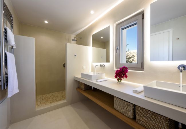 Villa à Paros - Elea - Magnifique maison avec piscine pour 10 personnes et vue mer à Golden Beach (Grèce) Villa à Paros - Elea - Magnifique maison avec piscine pour 10 personnes et vue mer à Golden Beach (Grèce)