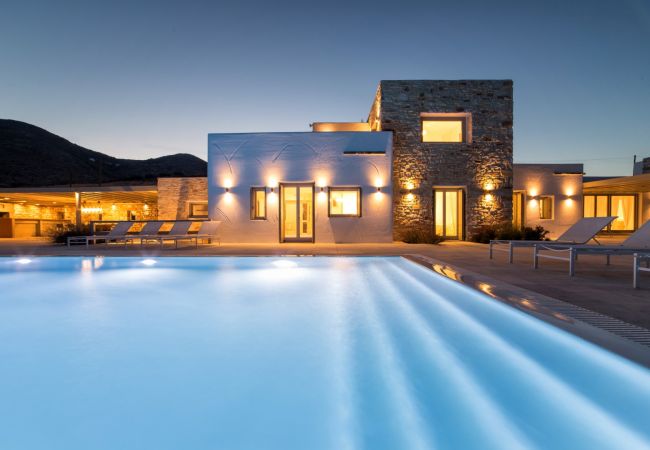 Villa à Paros - Eos - Villa pour 10 personnes proche de la plage de Golden Beach (Grèce) Villa à Paros - Eos - Villa pour 10 personnes proche de la plage de Golden Beach (Grèce)