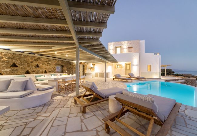 Villa à Paros - Tzane - Villa pour 10 personnes avec piscine proche plage de Paros (Grèce) Villa à Paros - Tzane - Villa pour 10 personnes avec piscine proche plage de Paros (Grèce)