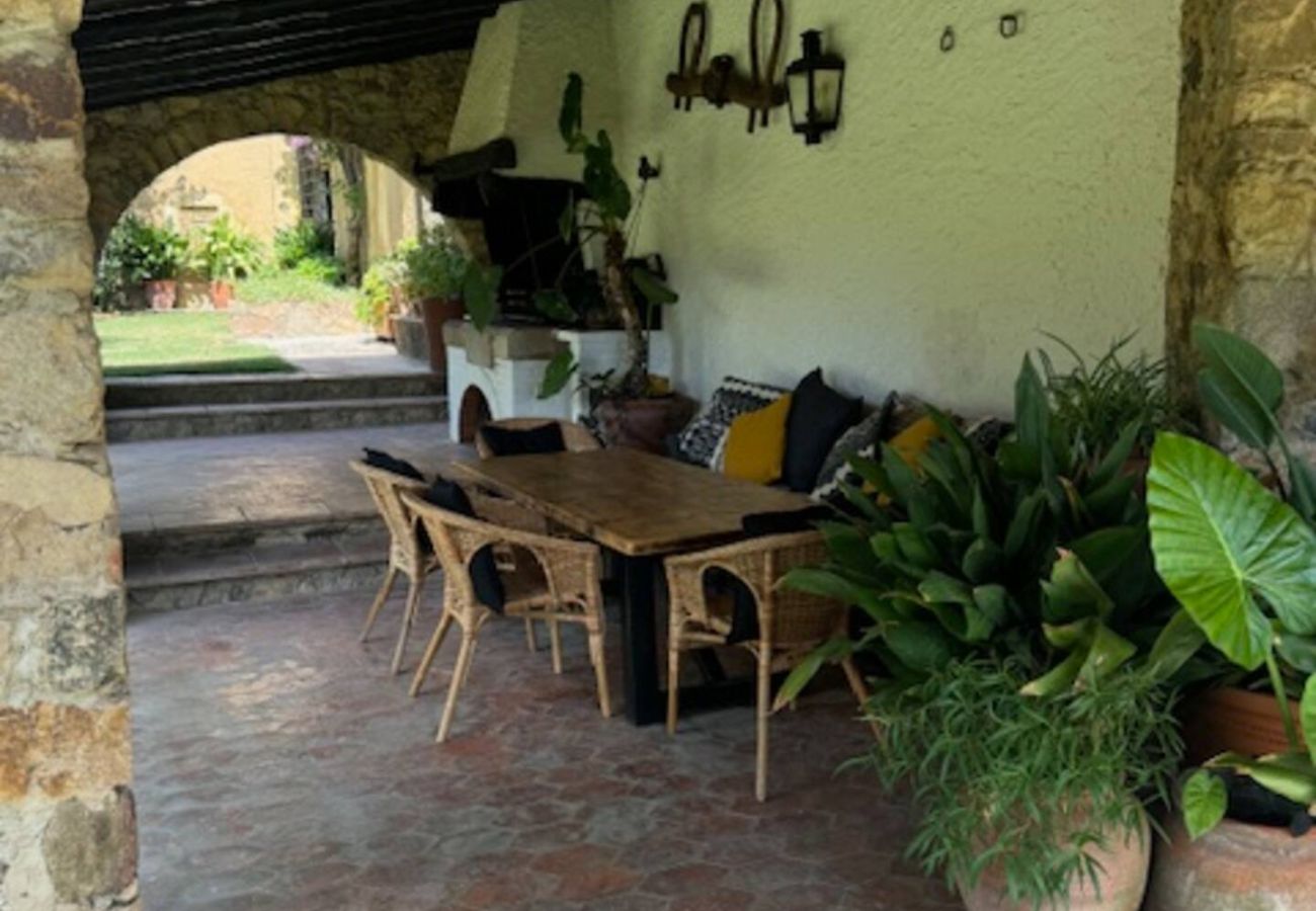 Gîte Rural à Mont-ras - 1 Mas Pagès, maison rurale pour 9 personnes avec jardin et piscine privée