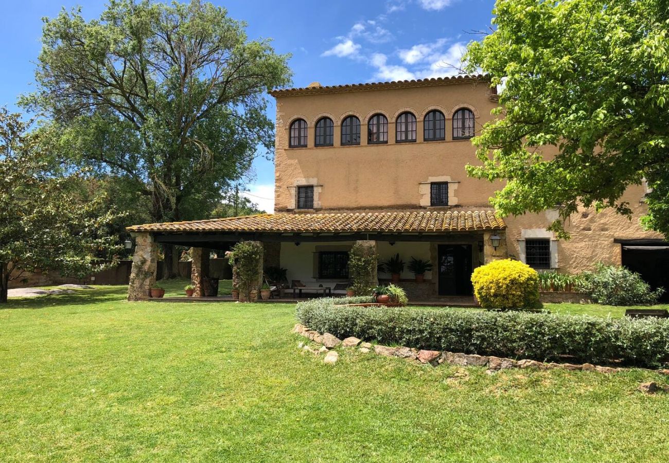 Gîte Rural à Mont-ras - 1 Mas Pagès, maison rurale pour 9 personnes avec jardin et piscine privée